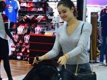 Filho de Sophie Charlotte esbanja simpatia ao embarcar em aeroporto