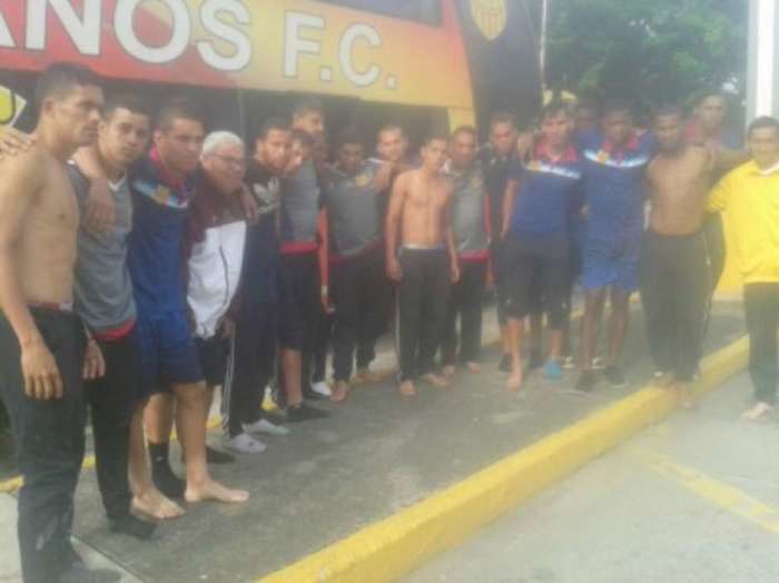 Jogadores do Trujillanos chegaram a perder roupas e calçados (Crédito: AFP)