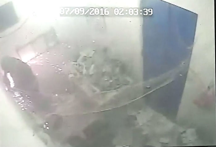 Bandido usa maçarico para arrombar o cofre (Crédito: Reprodução)