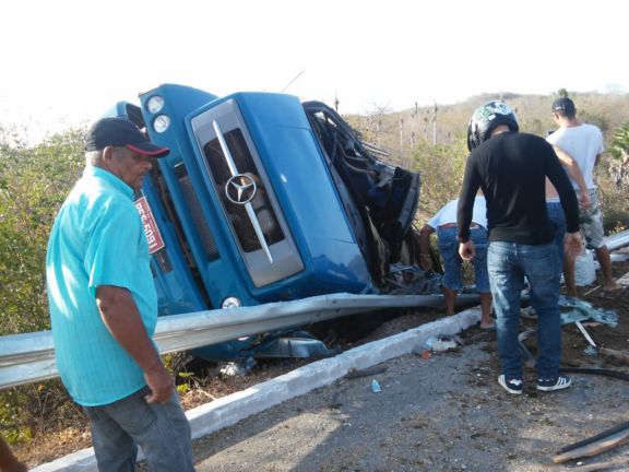 Carreta tombou na BR-343 (Crédito: Portal Tribuna do Norte )