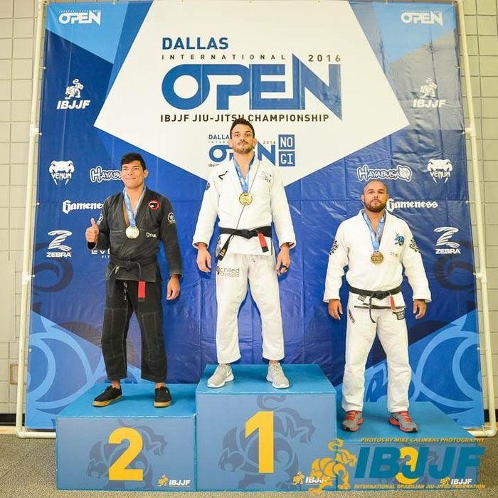 Inácio Neto no topo do pódio (Crédito: IBJJF ( Mike Calimbas ))