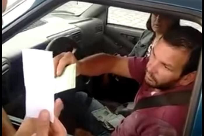Casal tenta pagar gasolina com papel em branco e polícia é acionada (Crédito: Reprodução)