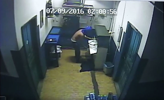 Bandido bebeu água durante o assalto (Crédito: Reprodução)