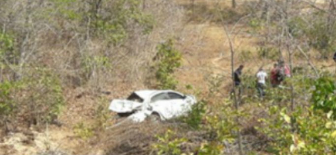 Motorista perde controle, carro capota e 4 pessoas ficam feridas