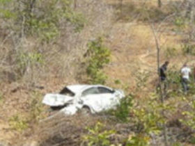 Motorista perde controle, carro capota e 4 pessoas ficam feridas