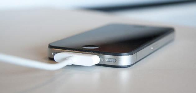 E se o celular for carregado com outro carregador?