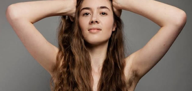 Jovem é criticada após postar foto com pelos nas axilas