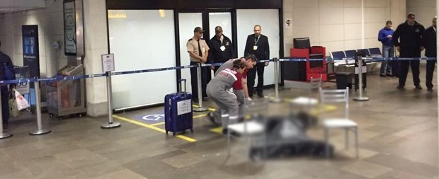 Vídeo mostra momento que jovem foi assassinado em aeroporto