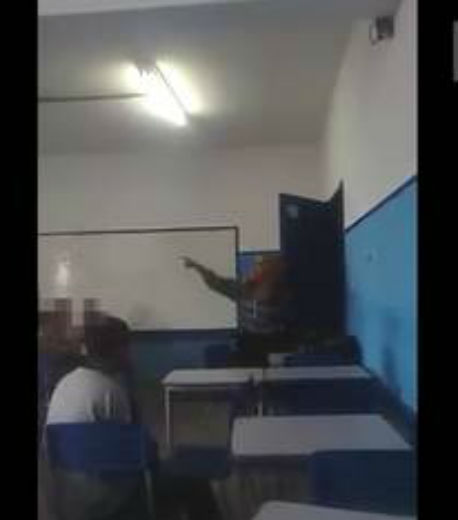 Professora chama aluno negro de macaco