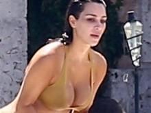 Kim Kardashian usa fio-dental, e bumbum astronômico chama atenção