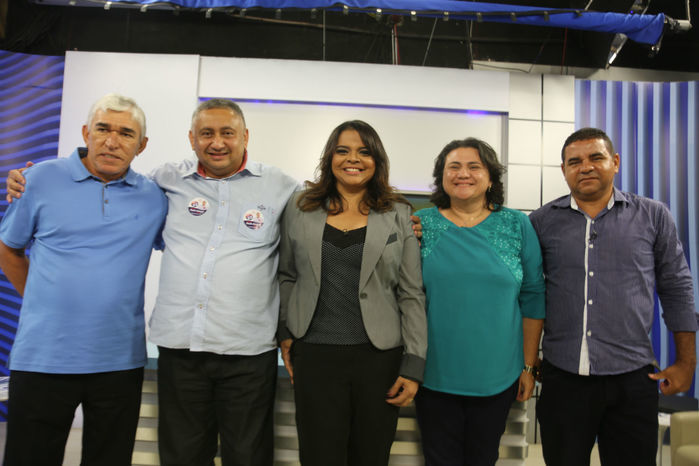 Candidados ao lado da jornalista Maia Veloso (Crédito: Efrém Ribeiro)