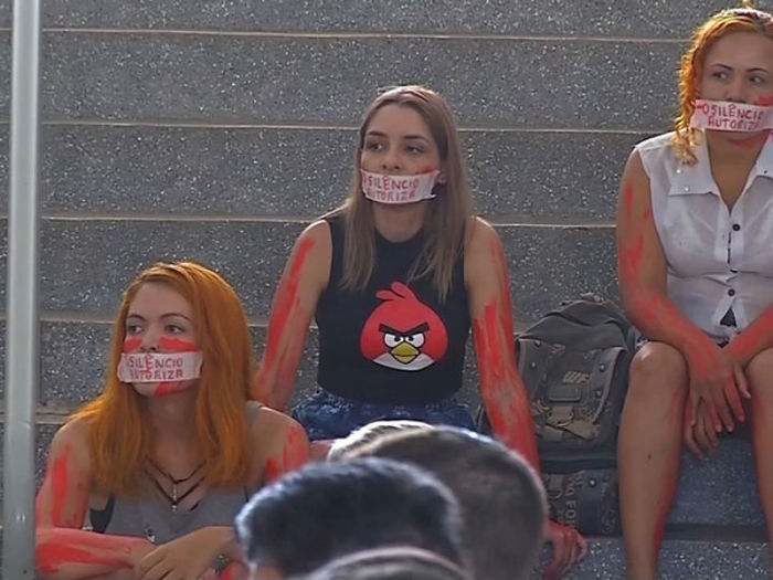 Alunas fazem protesto contra professor
