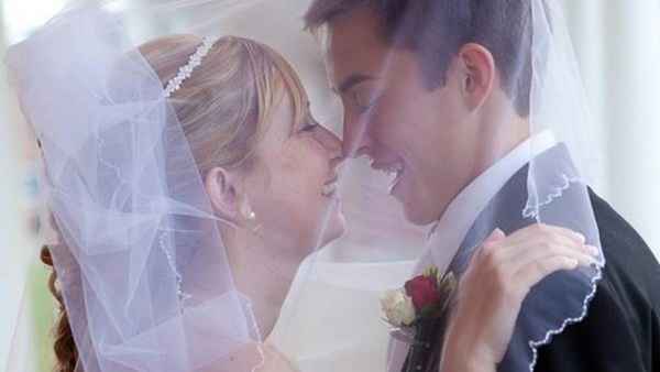 Casal que inspirou o livro na cerimônia de casamento (Crédito: Reprodução)