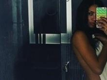 Adriana Lima se cobre com toalha após banho e quase mostra demais