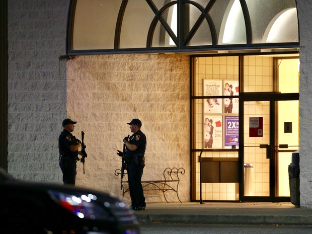 Policiais do lado de fora do shopping Cascade Mall, em Burlington (Crédito: AP)