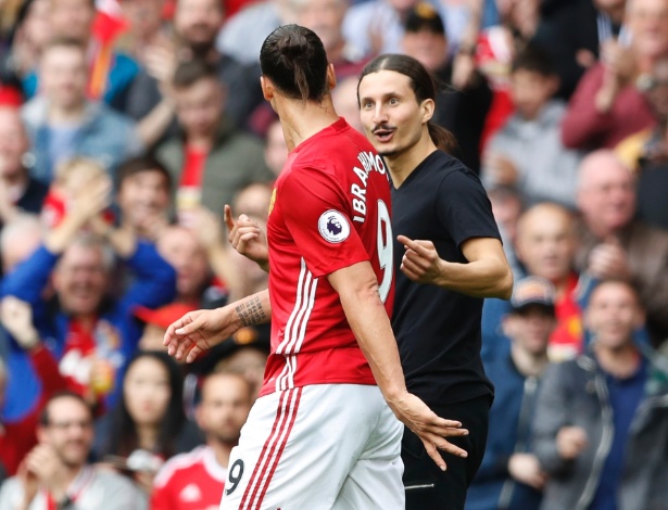 Sósia de Ibrahimovic invade campo em Manchester United x Leicester City (Crédito: Reuters)