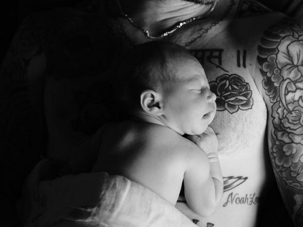 Adam Levine com a filha recém-nascida, Dusty Rose Levine (Crédito: Reprodução)