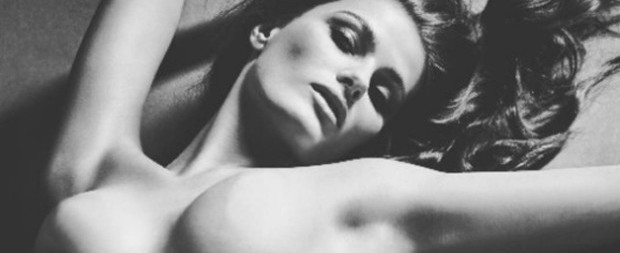 Isabeli Fontana apaga mamilos com editor de imagens em foto ousada