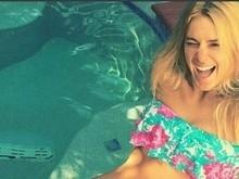 Carolina Dieckmann exibe barriga chapada em pose de biquíni