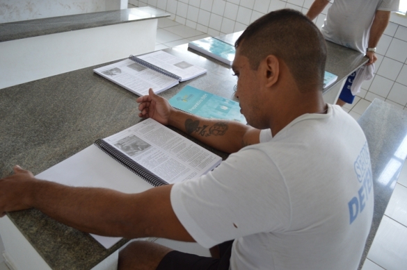 Detentos da Casa de Custódia recebem apostilas de preparação para o Enem (Crédito: Reprodução)
