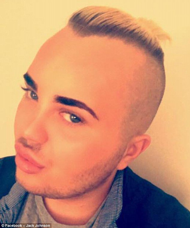 Jovem gasta cerca de R$ 85 mil para ficar igual a David Beckham (Crédito: Reprodução)