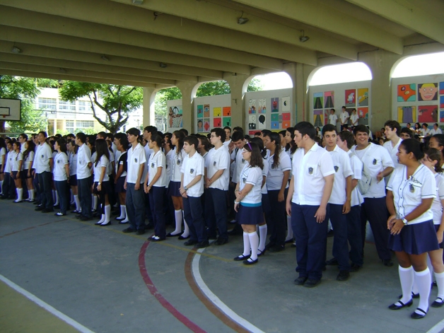 Escola acaba com a distinção por gênero em seu uniforme (Crédito: Reprodução)