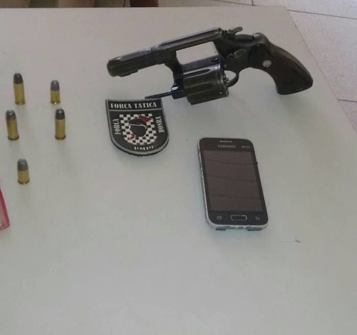 Menor é apreendida e dois jovens são presos com arma de fogo (Crédito: Reprodução)