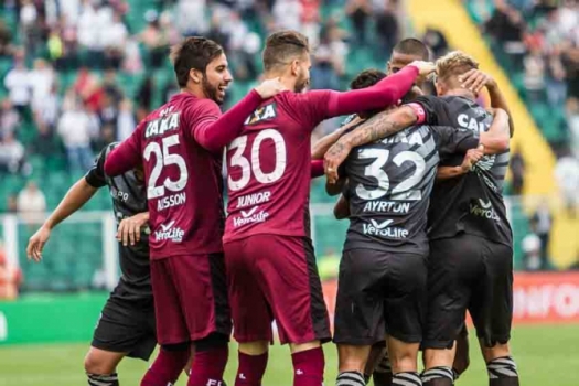 Jogadores do Figueirense comemoram um dos gols da partida (Crédito: Lancepress)