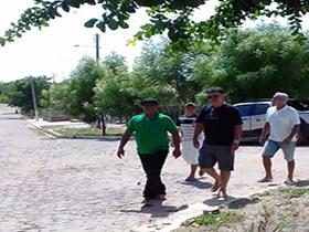 Esposo de candidata do PMDB toma celular de jovens em SJ do Arraial