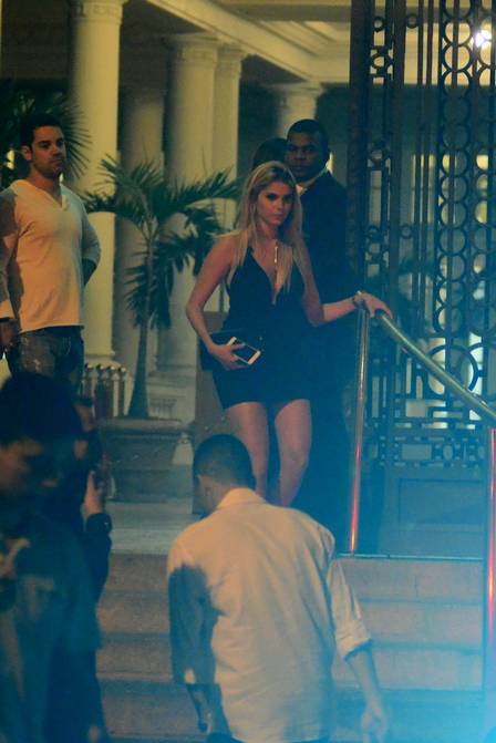 Bárbara Evans saiu do local irritada (Crédito: Extra)