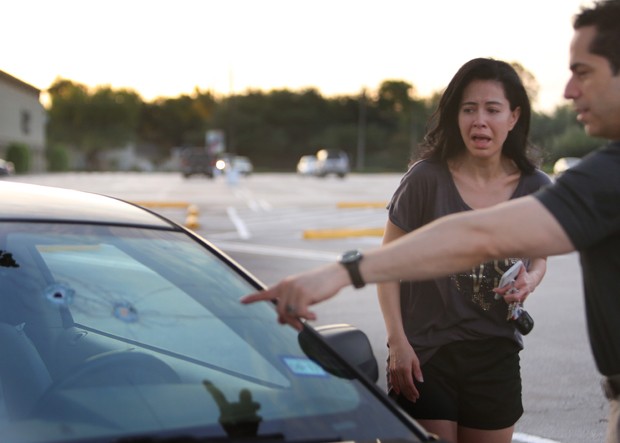 Carro atingido pelos tiros (Crédito: Mark Mulligan/Houston Chronicle/AP)