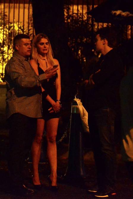 Os dois continuaram a discussão no meio da rua (Crédito: Extra)