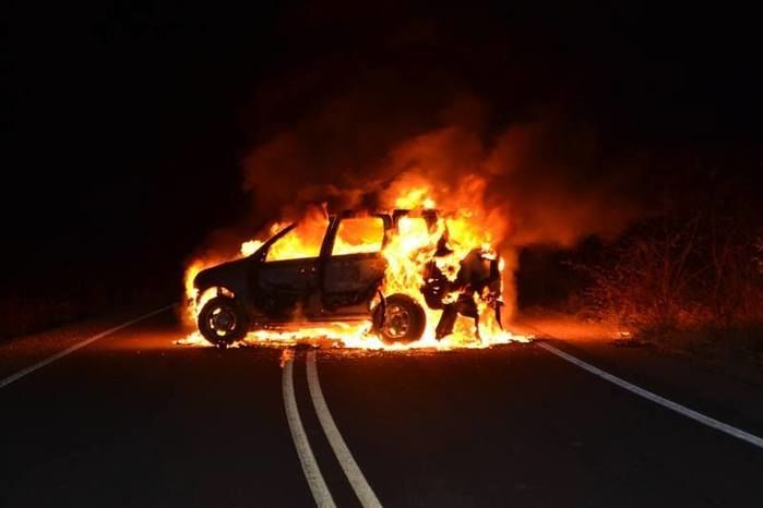 Carro pega fogo no meio da pista (Crédito: Grande Picos)