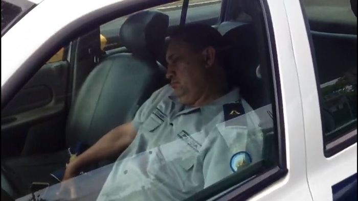 Policial flagrado dormindo (Crédito: Reprodução)