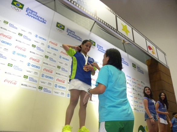 Sania Valéria ao receber a primeira medalha de ouro (Crédito: Fundespi)