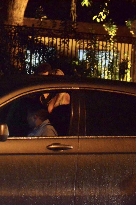 Bárbara Evans deixou o local no carro do namorado (Crédito: Extra)