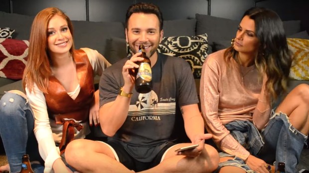 Marina Ruy Barbosa brincando de 'Eu Nunca' com Matheus Mazzafera (Crédito: Reprodução/YouTube)