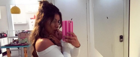 Thaís Bianca mostra parte do bumbum ao usar body cavado