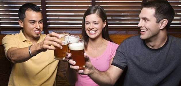 Pessoas que bebem um copo de cerveja são mais sociáveis