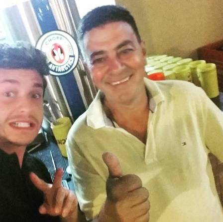 Camila Queiroz mostra momento de chamego com Kleber Toledo (Crédito: Reprodução)