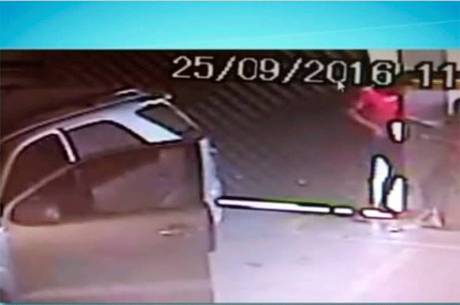 Homem tenta sequestrar mulher e acaba preso em portão (Crédito: Reprodução)