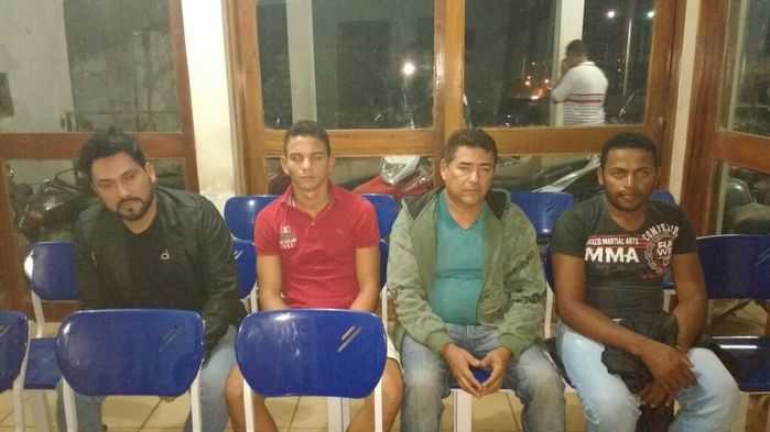 Cantor prerso juntamente com mais três homens (Crédito: Divulgação)