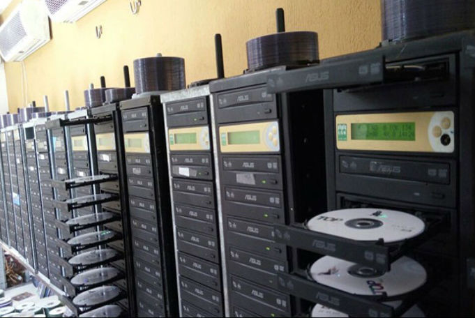 Cerca de 50 CPUs e impressoras foram apreendidas (Crédito: Divulgação)