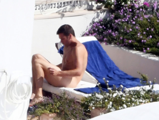 Tom Brady é flagrado pelado, trocando com Gisele Bundchen na Itália (Crédito: Reprodução)