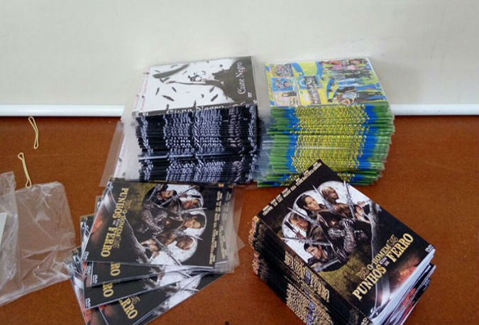 Policiais apreeenderam milhares de DVDs e CDs (Crédito: Divulgação)