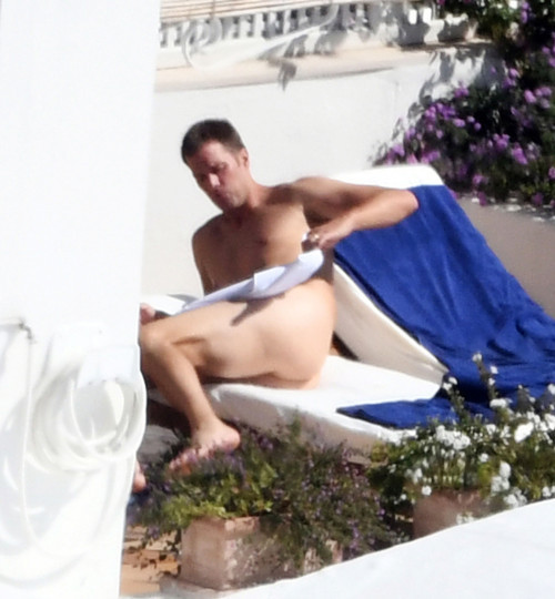 Tom Brady é flagrado pelado, trocando com Gisele Bundchen na Itália (Crédito: Reprodução)