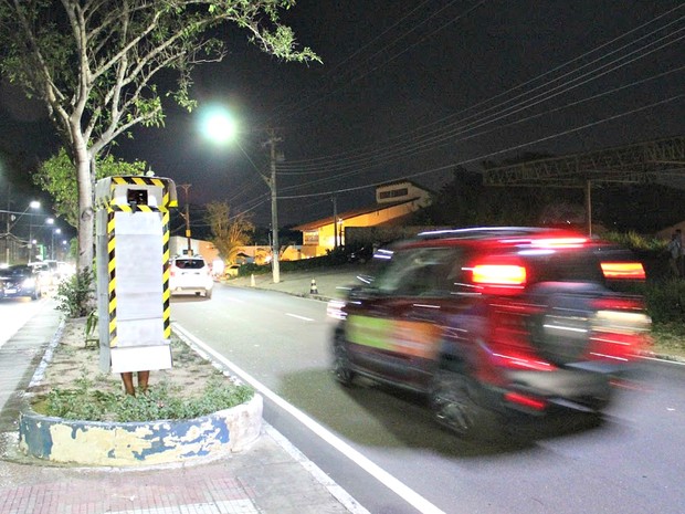 Homem se veste de 'radar' e fotografa carros em alta velocidade (Crédito: Reprodução)