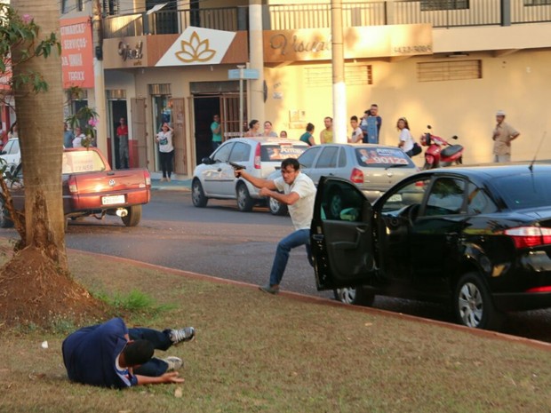 Momento em que o atirador atingiu o cabo da PM Vanilson João Pereira (caído) durante o atentado em Itumbiara, no sul de Goiás