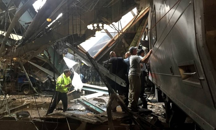 Trem lotado chocou com plataforma (Crédito: AFP)