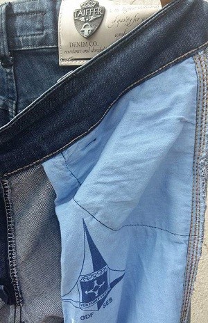 Forro de calça jeans feito com roupa hospitalar do governo do Distrito Federal (Crédito: Reprodução)